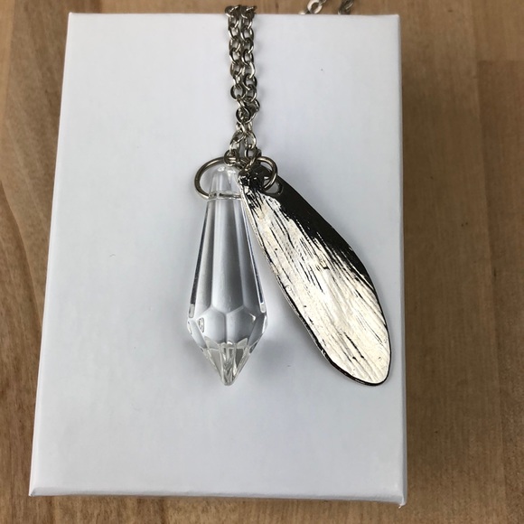 Fairy 🧚 wing with crystal necklace, 30”. Come with a box. - Picture 5 of 11